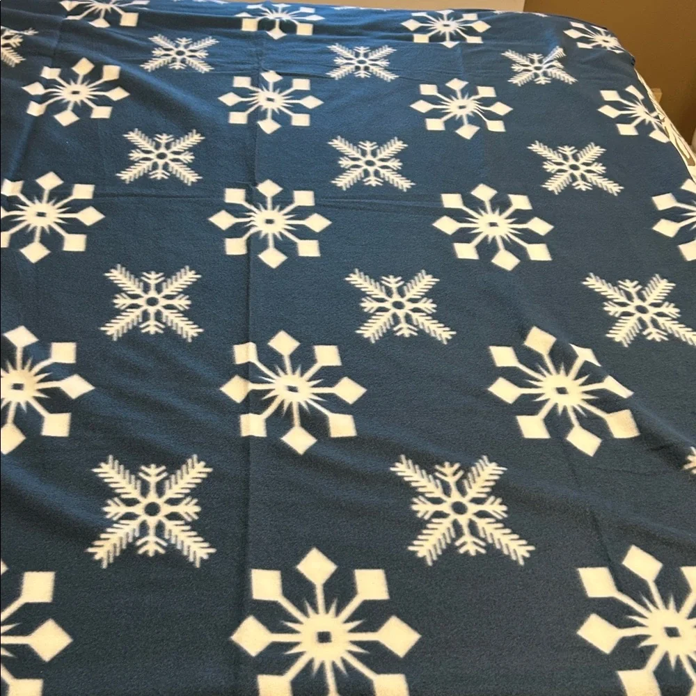 Gold Coast Snowflake Fleece Throw Blanket. Winter Lap Cozy Warmth Sz 60” x 48”